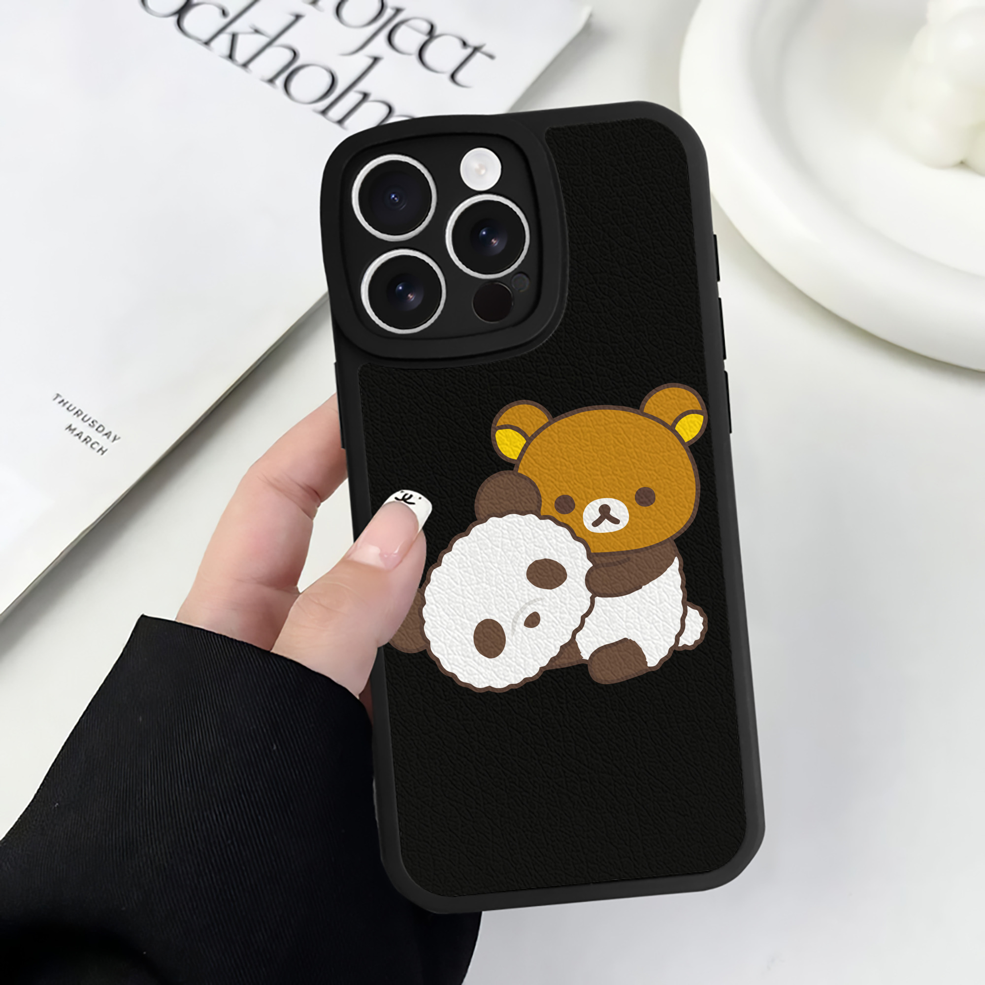 （画像用） リラックマ リラックマ キイロイトリ Rilakkuma Korilakkuma Kiiroitori 【iPhone 16シリーズ対応】シリコンスマホケース（レザー調） 材質：シリコン